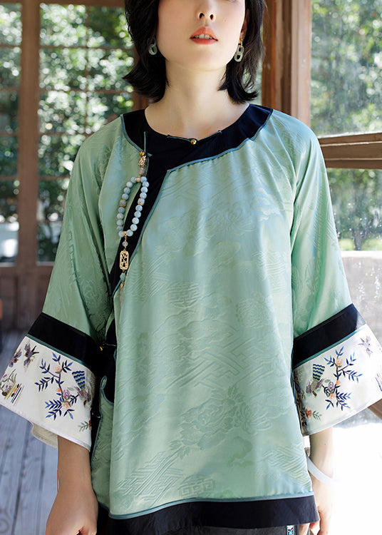 Effortlessly Elegant Top with a Timeless Design