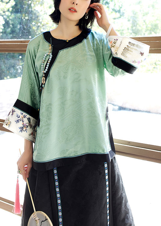 Effortlessly Elegant Top with a Timeless Design