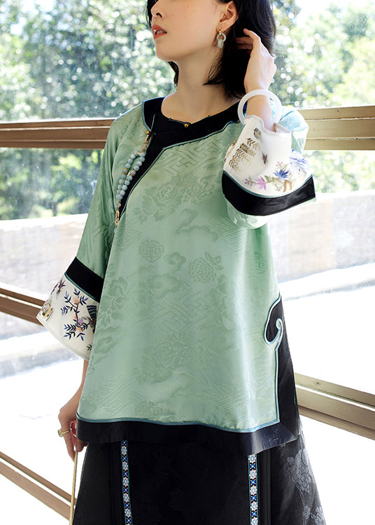 Effortlessly Elegant Top with a Timeless Design