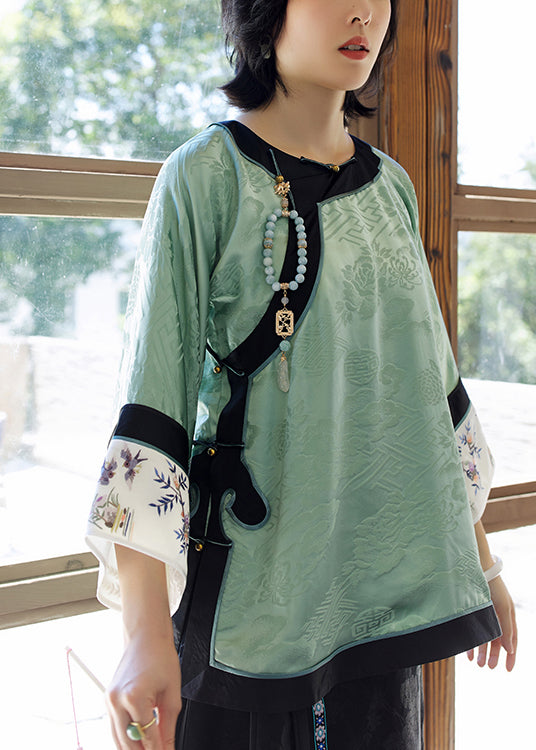 Effortlessly Elegant Top with a Timeless Design