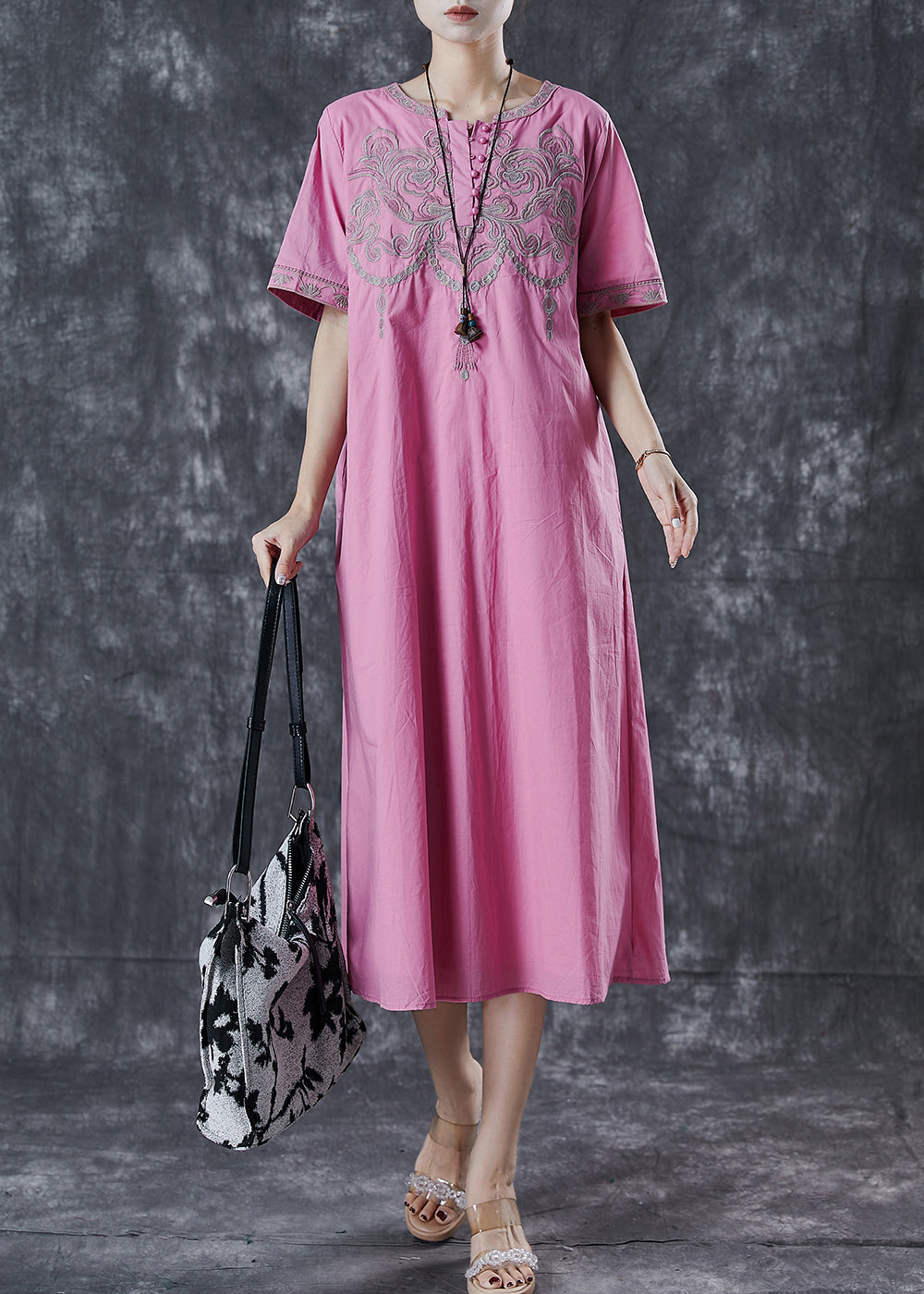 Effortlessly Elegant Dress with a Timeless Design