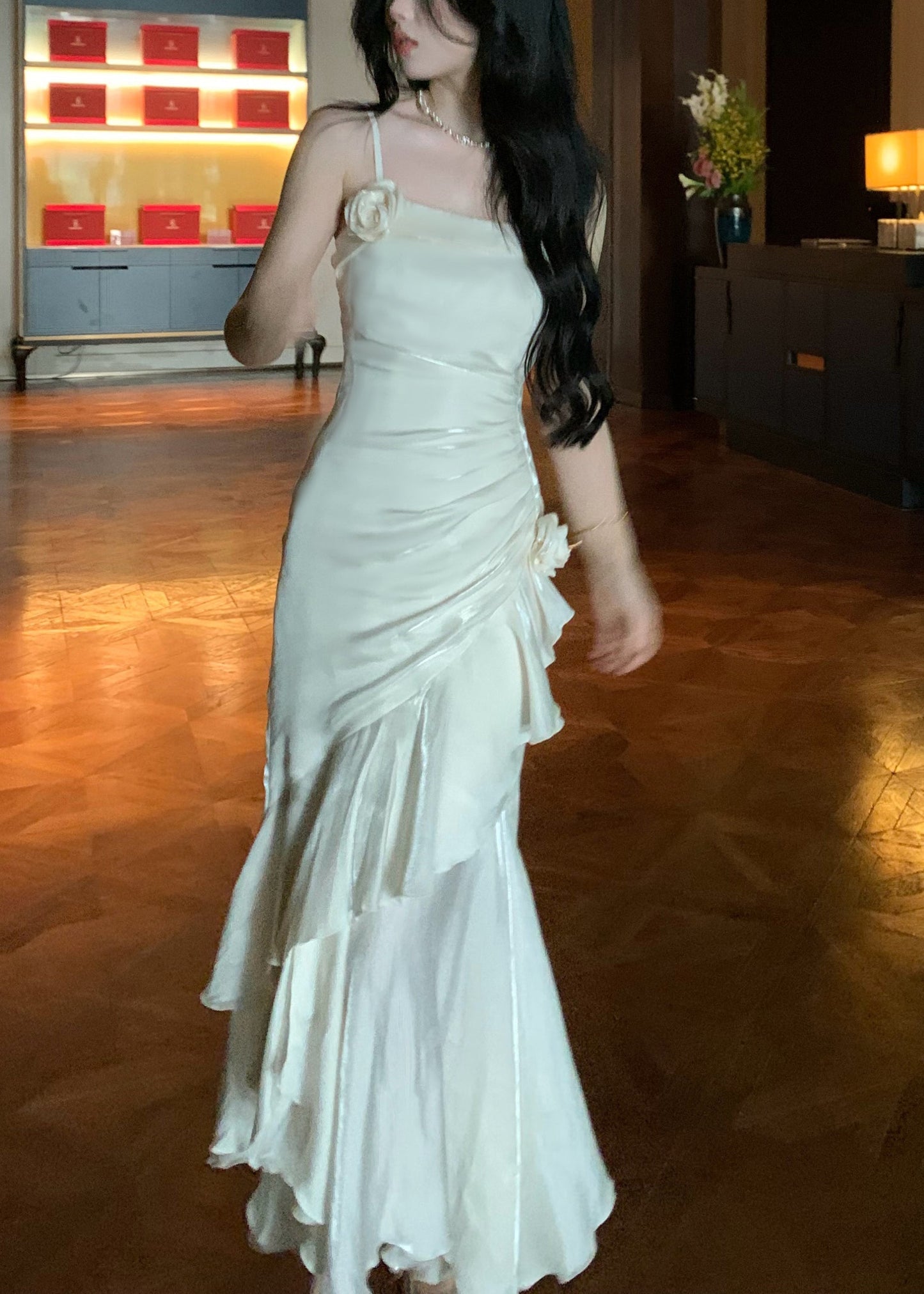 Well Tailored Dress with a Graceful Silhouette