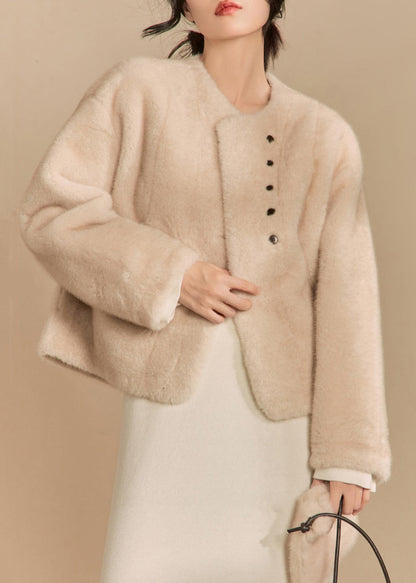 Well Tailored Coat with a Graceful Silhouette