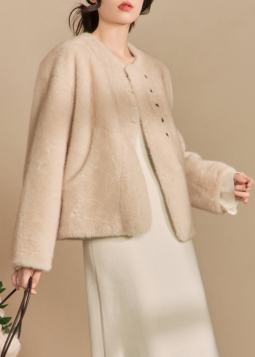 Well Tailored Coat with a Graceful Silhouette