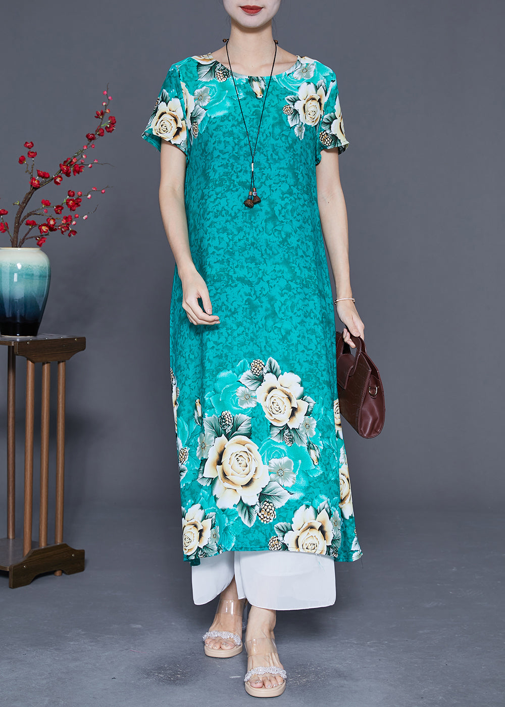 Effortlessly Elegant Dress with a Timeless Design