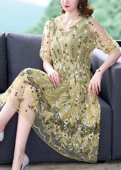 Well Tailored Dress with a Graceful Silhouette