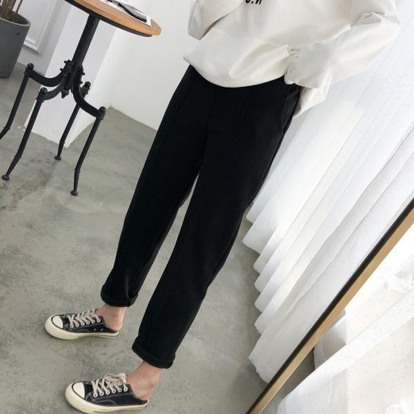 Well Tailored Trousers with a Graceful Silhouette